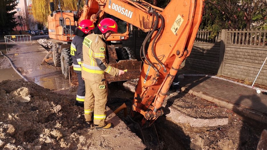 Włoszczowa. Operator koparki uszkodził rurę z gazem. Ewakuowano 80 osób