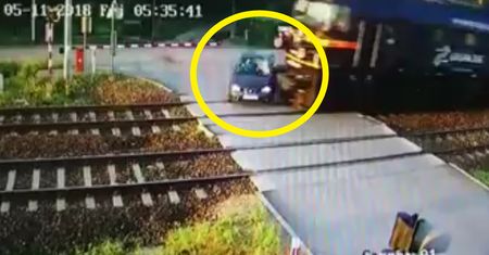 Śmiertelny wypadek na torach. Osobówka wjechała pod pędzący pociąg
