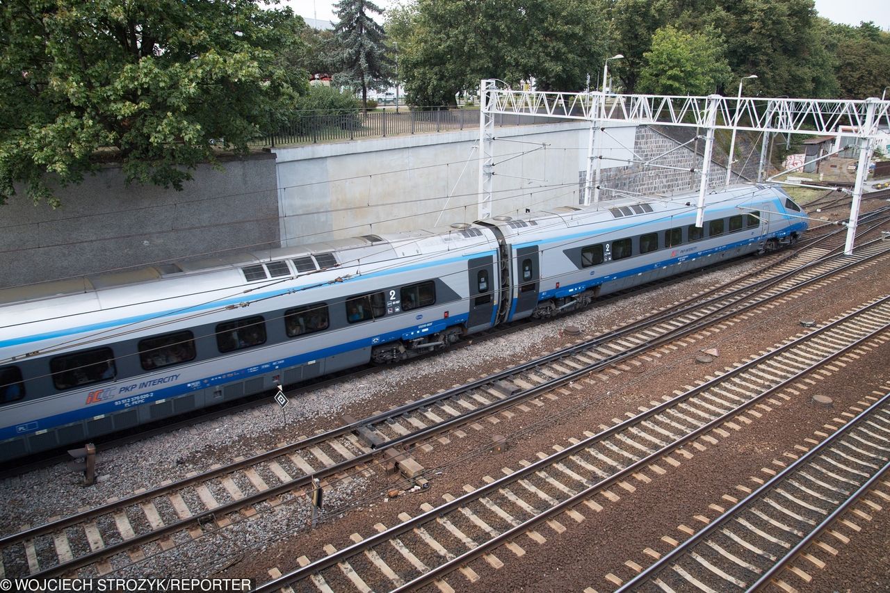 Wrocław - Psie Pole. Maszynista zgłosił, że pod pociąg mogli wejść ludzie. Trwają poszukiwania