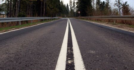 Ministerstwo nie pozwoli na wyprzedzanie rowerzystów na podwójnej ciągłej. Pokazuje jednak, jak obejść przepis