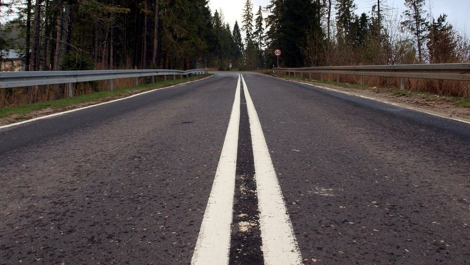 Długie odcinki z podwójną ciągłą linią to norma na górskich drogach. Tereny te są atrakcyjne dla rowerzystów, więc łatwo ich tam spotkać