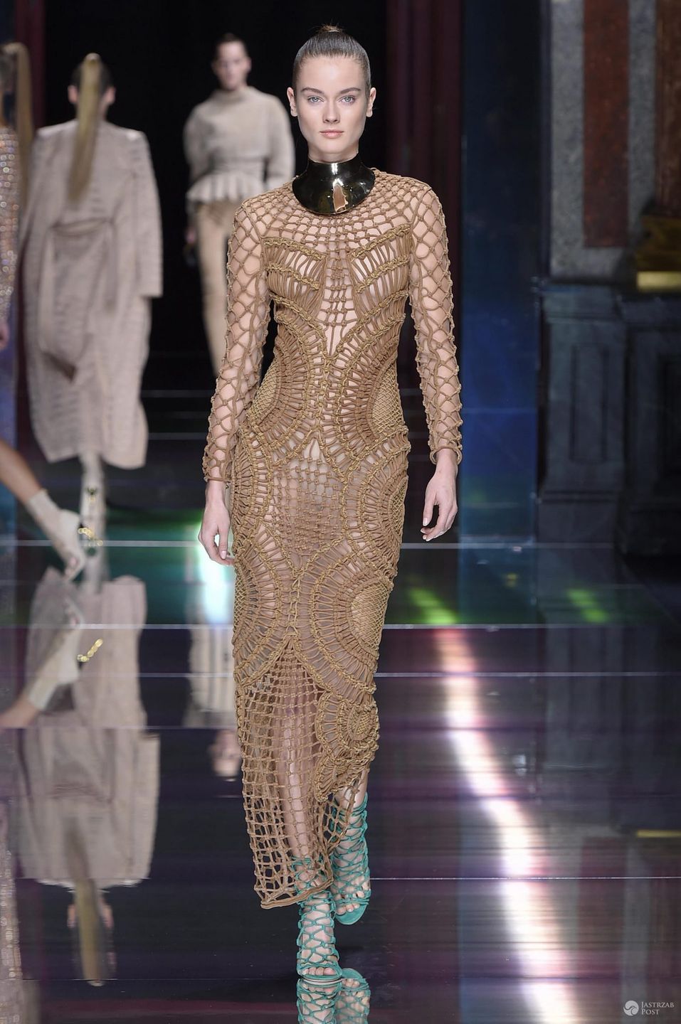 Monika Jac Jagaciak w pokazie Balmain wiosna-lato 2016 (fot. ONS)