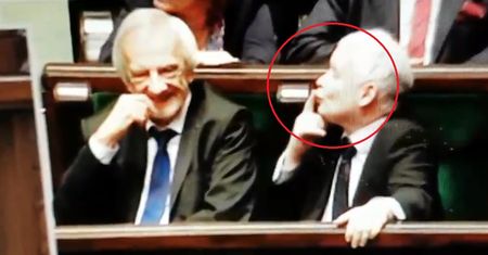 Tajemnica gestu Kaczyńskiego rozwiązana. Wiadomo, komu posłał buziaka