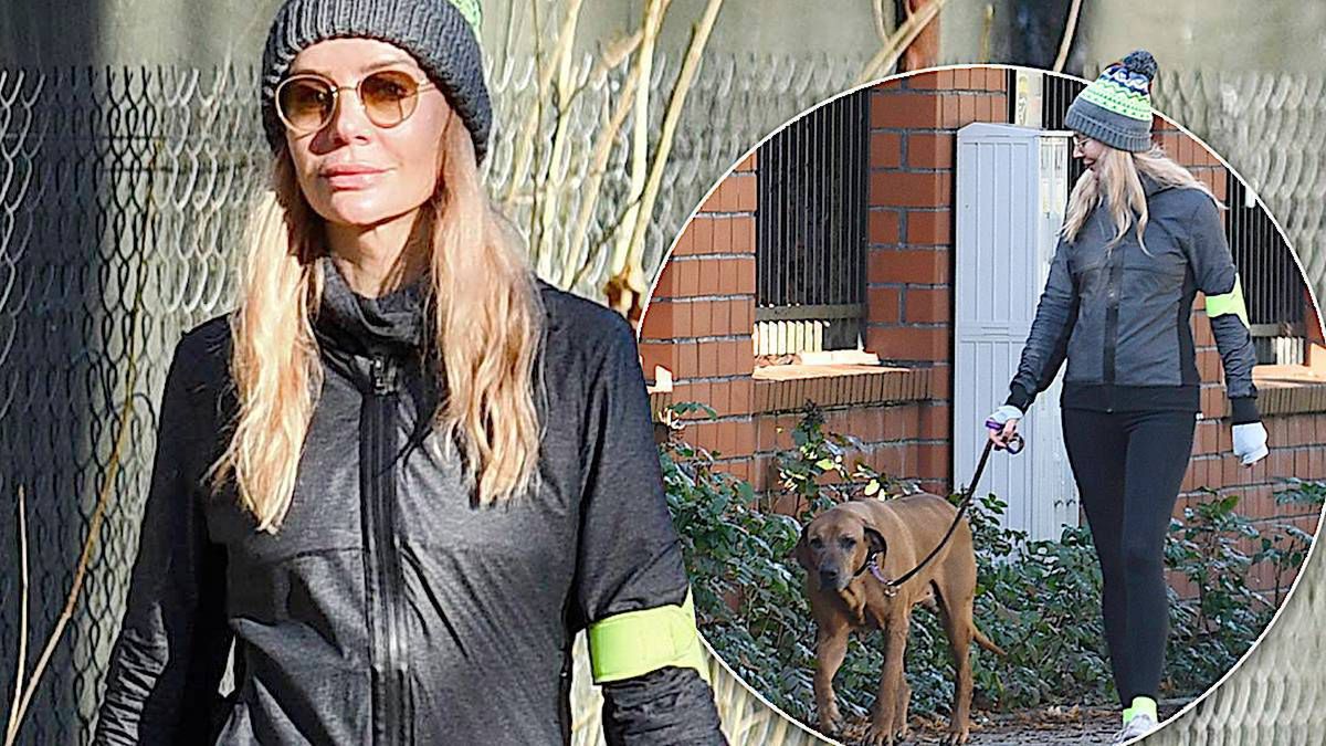 Uśmiechnięta Agnieszka Woźniak-Starak na spacerze z psami. Życie zaczyna wracać na normalne tory. Zdjęcia