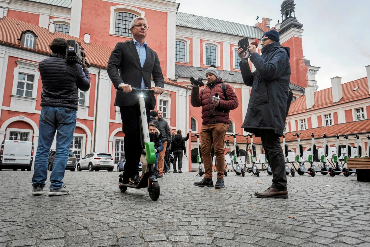 Policja bierze pod lupę spotkania i nawyki prezydenta Poznania