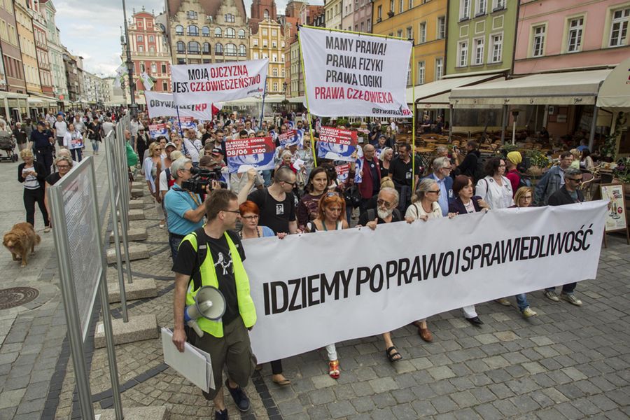 Marsz "po prawo i sprawiedliwość" dla Stachowiaka. Tłum skandował "mordercy"