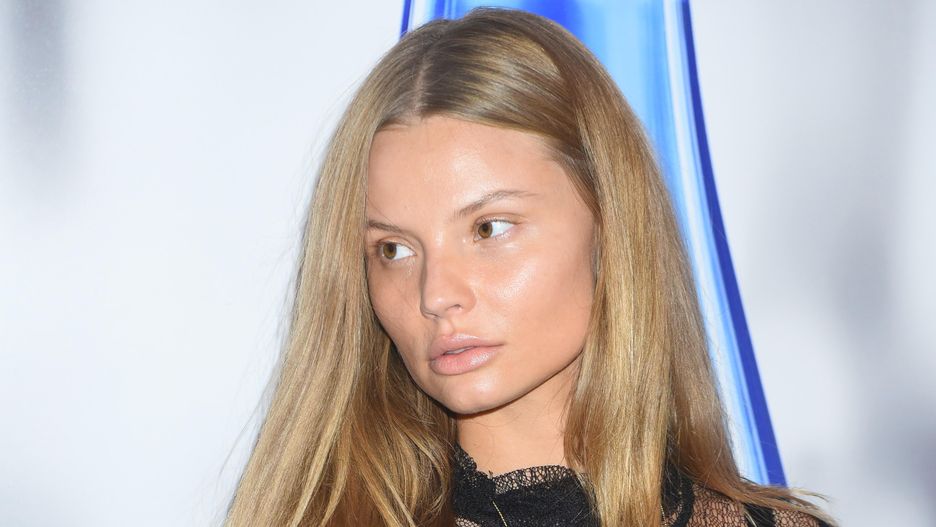 Magdalena Frąckowiak poczuła święta. Roznegliżowana udaje "śnieżynkę"