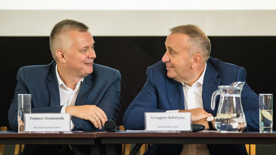 Wiceprzewodniczący Platformy Obywatelskiej, Tomasz Siemoniak (L) i szef PO, Grzegorz Schetyna (P)