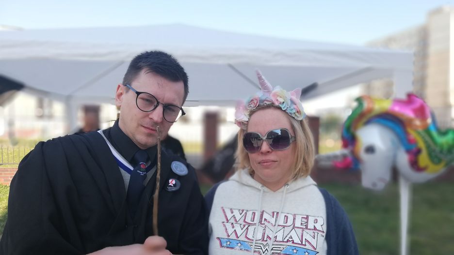 Organizatorzy akcji Wymiana Ksiąg Zakazanych. Marcin Opas oraz Joanna Krysiak, feministka, psycholożka