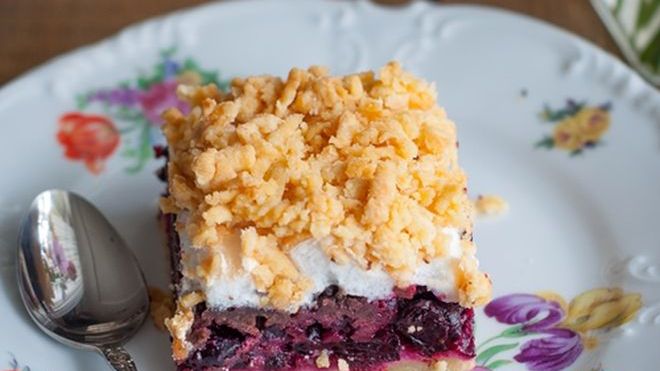 Warstwowy pleśniak z pianką i porzeczkami. Pyszne ciacho na podwieczorek