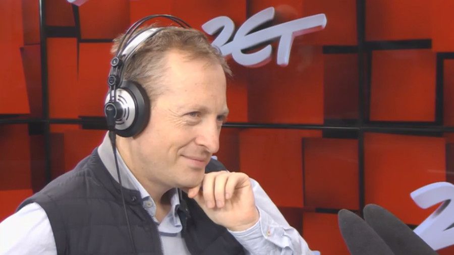 Mina Konrada Piaseckiego mówi wszystko. Tomasz Siemoniak przyszedł dziś do studia Radia Zet w bardzo nietypowym stroju