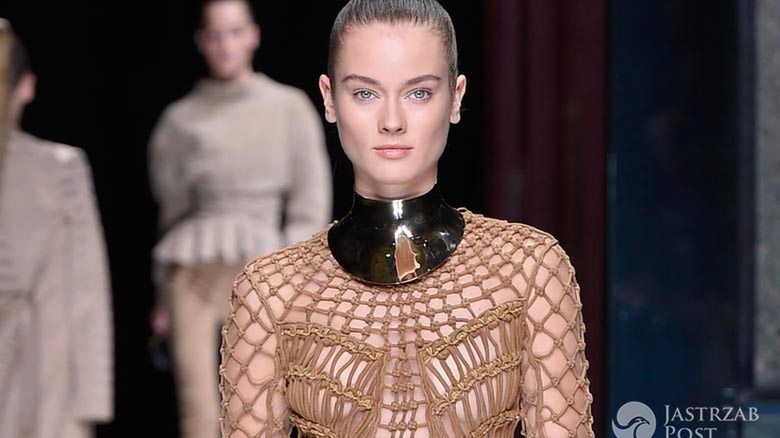 Monika Jac Jagaciak w pokazie Balmain wiosna-lato 2016 (fot. ONS)