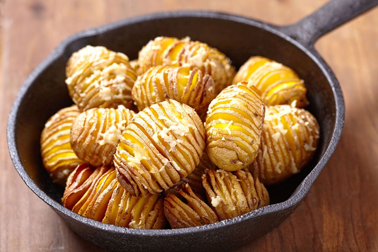 Bajecznie smaczne ziemniaki Hasselback. Historia dania, które zawsze się udaje