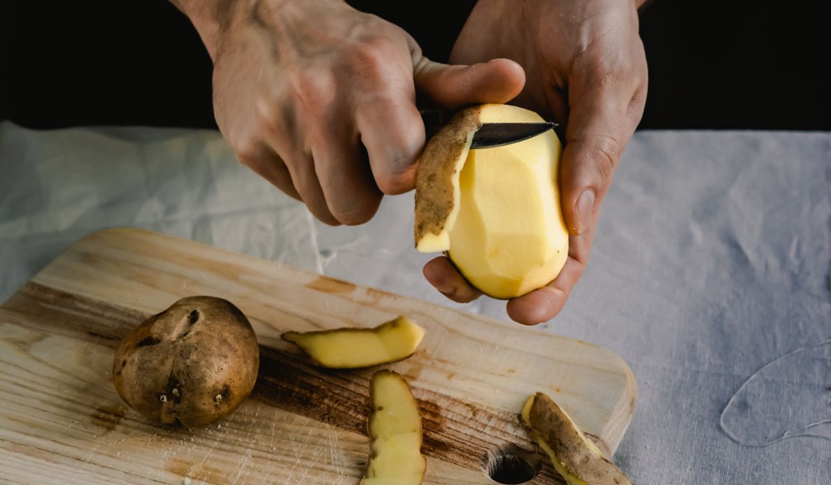 Jak szybko obrać ziemniaki? Genialny patent, który ułatwi ci gotowanie