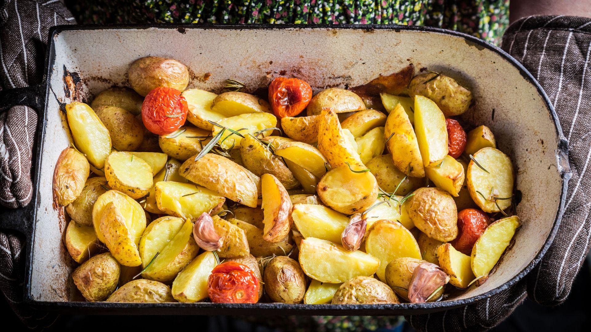 Pieczone ziemniaczki powinny być chrupiące z wierzchu, miękkie w środku 
