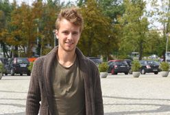 Musiał pozuje z dziadkiem. Jego postawa powinna być przykładem