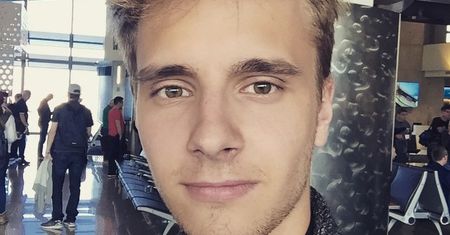 Maciej Musiał pokazał zdjęcie z czarnoskórą koleżanką. Poziom komentarzy przeraża