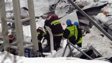 Służby ratownicze wydobywają ciało jednej z ofiar