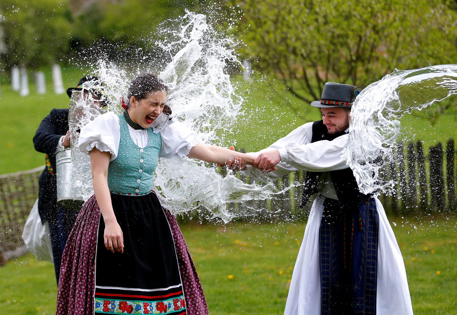 Lany Poniedziałek – 22 kwietnia 2019 obchodzimy śmigus dyngus. Sprawdź, skąd wzięła się tradycja oblewania wodą