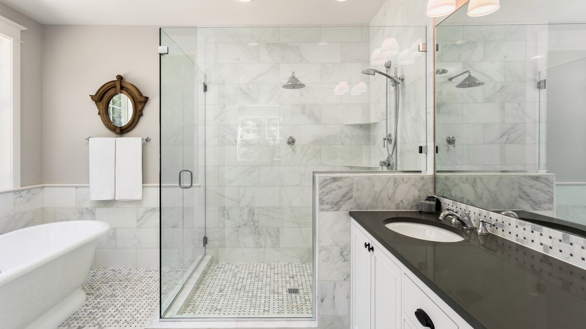 Łazienka w stylu industrialnym charakteryzuje się surowością. Dominuje w niej czarno-biała kolorystyka.