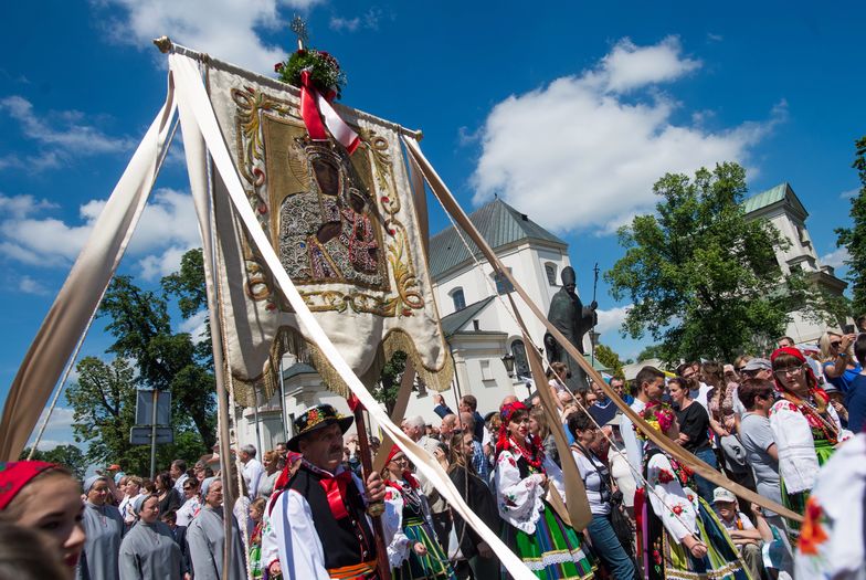 Boże Ciało 2019 a zakaz handlu. Na zdj. procesja w Łowiczu (2017 r.)