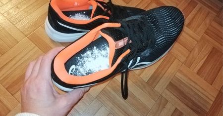 Wsyp to do butów i potem odkurz. Będą jak nowe bez użycia drogich odświeżaczy