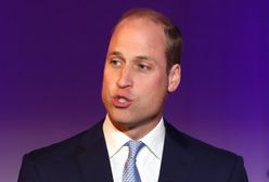 Książę William gra w koszykówkę na wózku inwalidzkim. Pomaga mu książę Karol