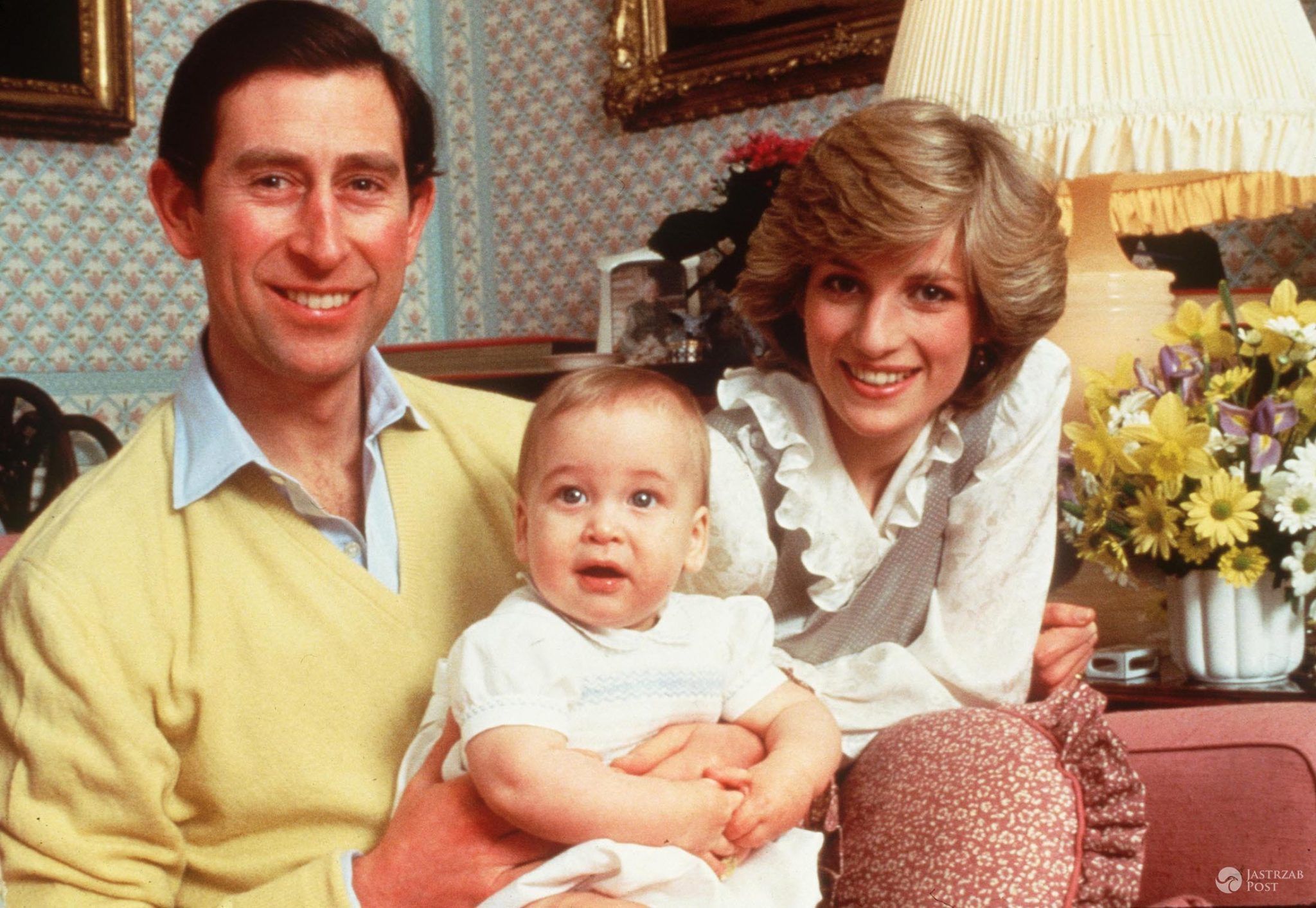 Książę Karol i księżna Diana z księciem Williamem w 1983 roku (fot. ONS)