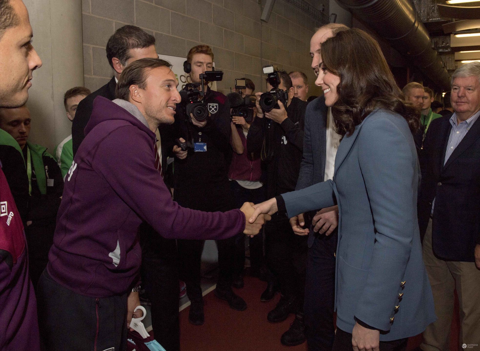 Księżna Kate w niebieskiej marynarce