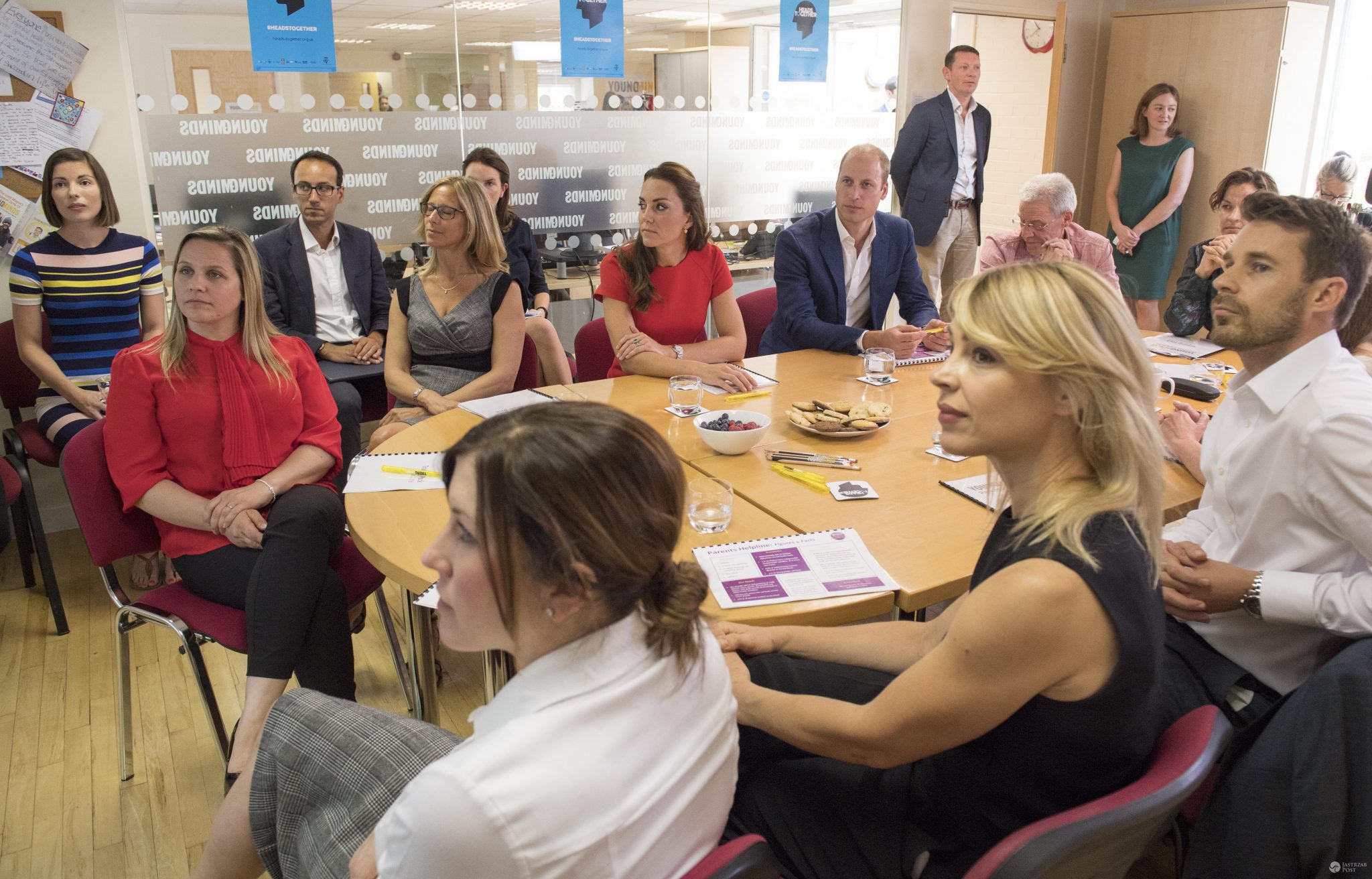 Księżna Kate i książę William pieką ciasteczka w fundacji