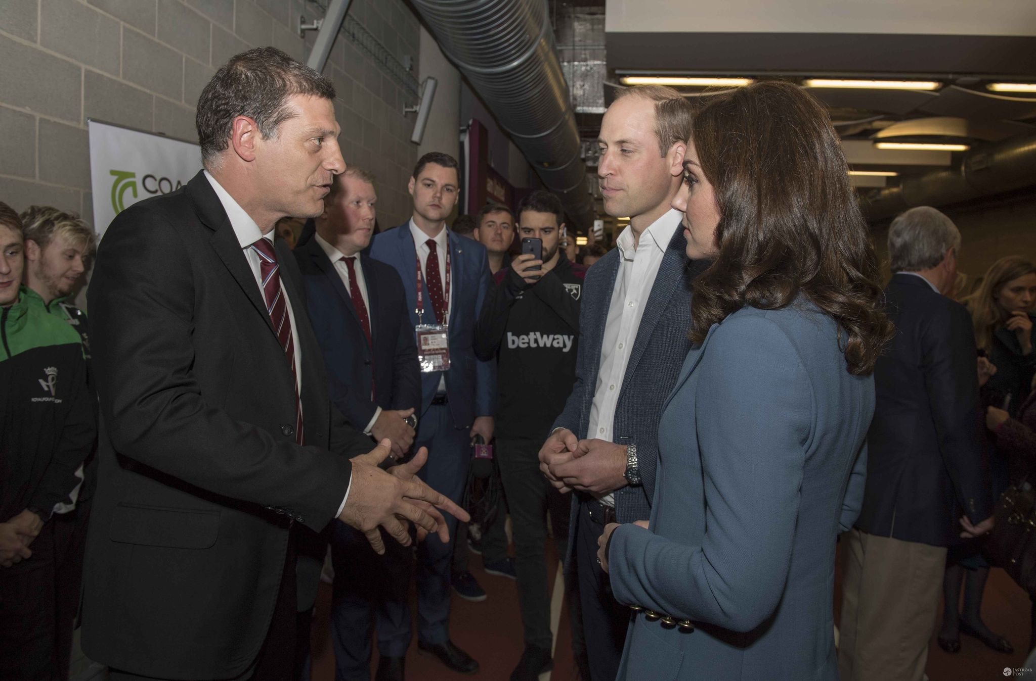 Księżna Kate w niebieskiej marynarce