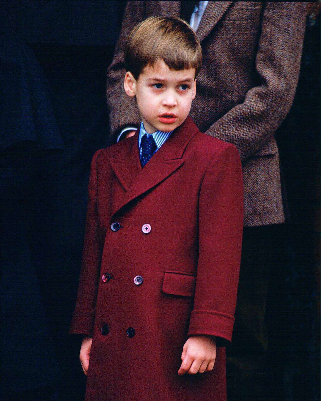 Książę William w bordowym płaszczu, święta 1988