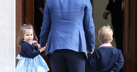 Księżniczka Charlotte i książę George odwiedzili Kate. Przyszli zobaczyć swojego braciszka