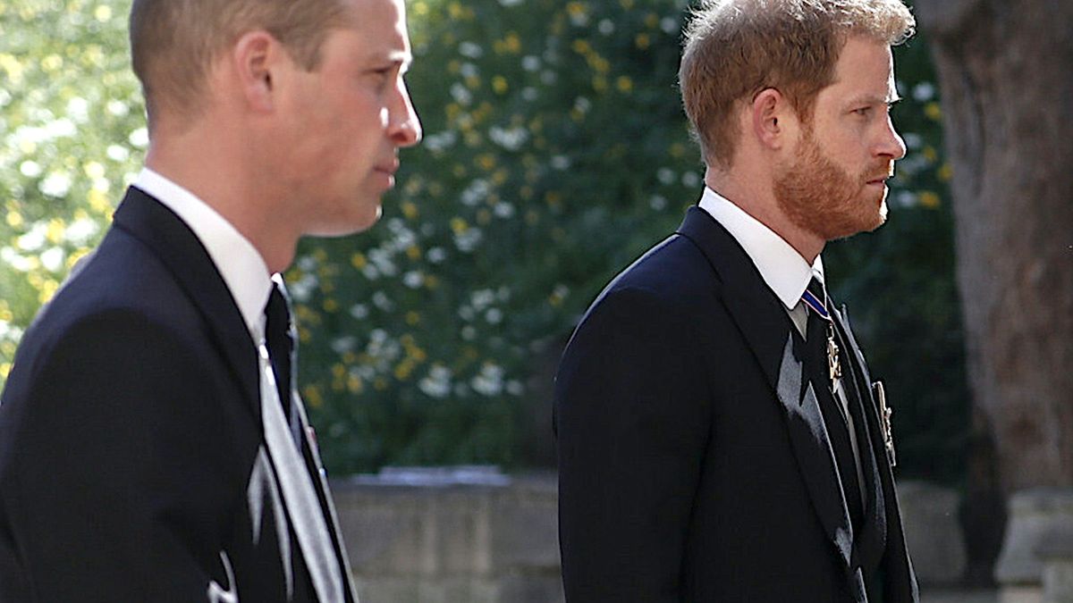 Pogrzeb księcia Filipa. William spojrzał na Harry'ego karcącym wzrokiem. Potem doszło do pojednania. Dwa zdjęcia, które przejdą do historii