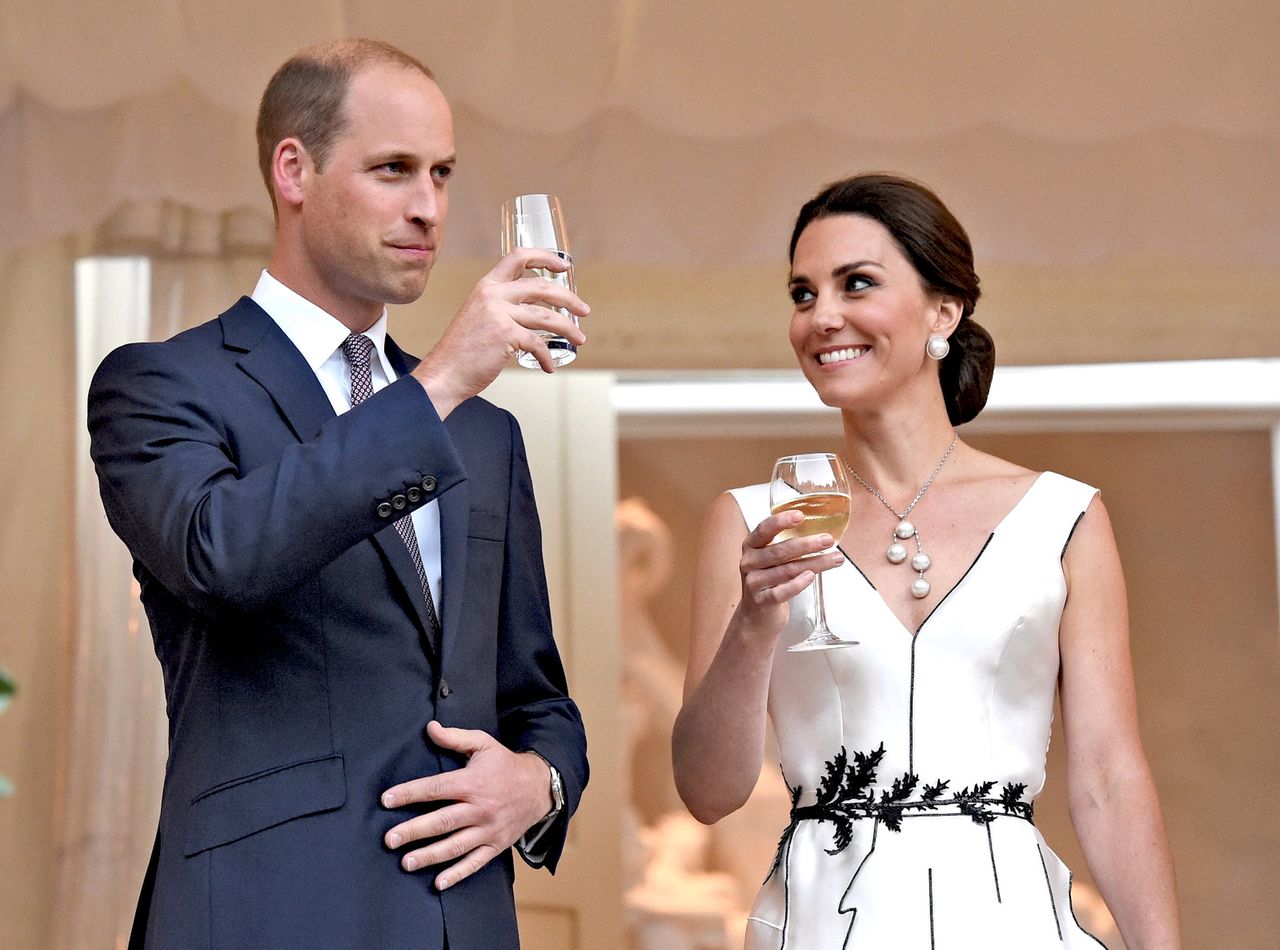 6 chrzestnych, tata poza porodówką. Co się dzieje, gdy rodzi się "royal baby"?