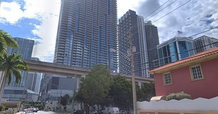 Tragedia w Miami. Kobietę znaleziono na chodniku, 5-latka na tarasie