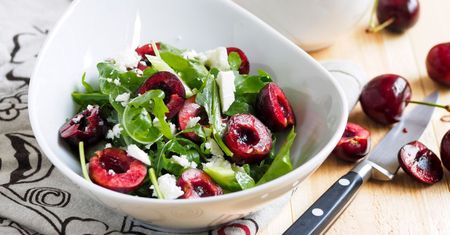 Sałatka z czereśniami, chilli i ricottą - przepis. Smaczne i zdrowe danie