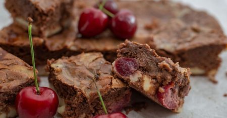 Brownie z czereśniami - przepis na prosty sezonowy deser. Jak je zrobić?