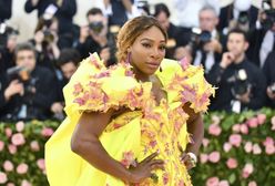 Serena Williams na gali MET 2019. W sneakersach na czerwonym dywanie