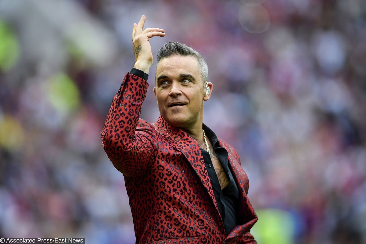 "Zrobiłem odliczanie". Robbie Williams tłumaczy się ze środkowego palca na otwarciu mundialu 2018
