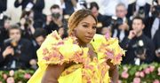 Serena Williams na gali MET 2019. W sneakersach na czerwonym dywanie