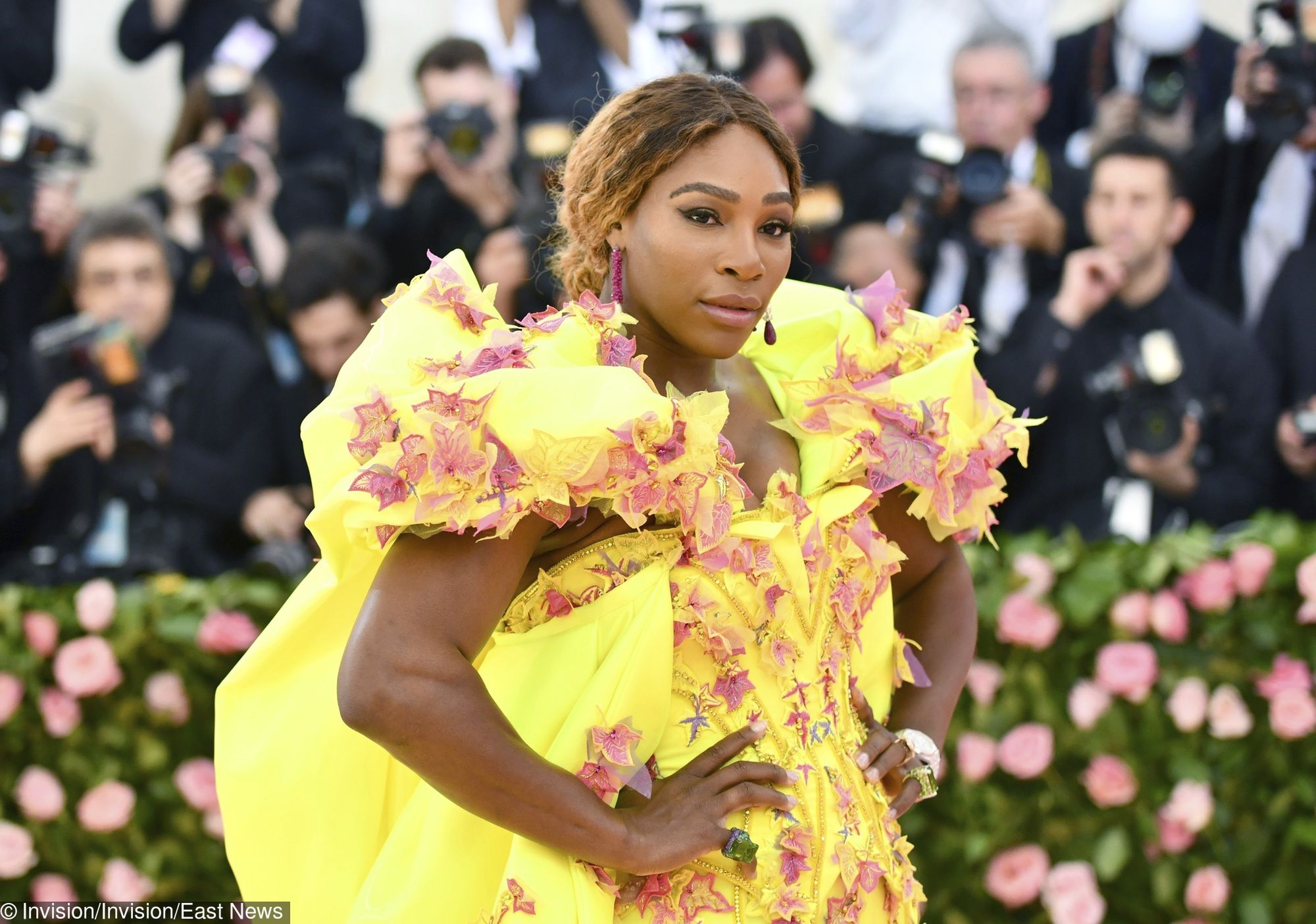 Serena Williams na gali MET 2019. W sneakersach na czerwonym dywanie