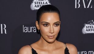 "Z kamerą u Kardashianów": Kim Kardashian w seksownym kombinezonie
