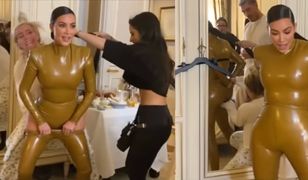Pamiętacie lateksowy strój Kim Kardashian? Zobaczcie, jak go zakładała! [WIDEO]