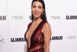 Kourtney Kardashian kusi dekoltem