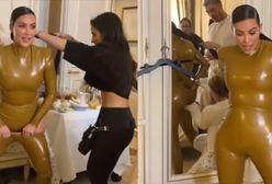 Pamiętacie lateksowy strój Kim Kardashian? Zobaczcie, jak go zakładała! [WIDEO]