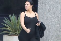 Kim Kardashian w opiętym kombinezonie. Widać już ciążowy brzuszek