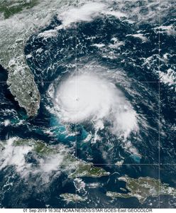 Huragan Dorian. Uderzył w Bahamy, już sieje spustoszenie. Wiatr osiąga prędkość 290 km/h