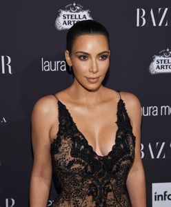 "Z kamerą u Kardashianów": Kim Kardashian w seksownym kombinezonie