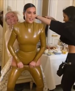 Pamiętacie lateksowy strój Kim Kardashian? Zobaczcie, jak go zakładała! [WIDEO]